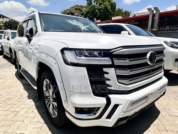Toyota Land Cruiser LC300 2022 White