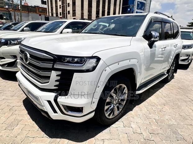 Toyota Land Cruiser LC300 2022 White