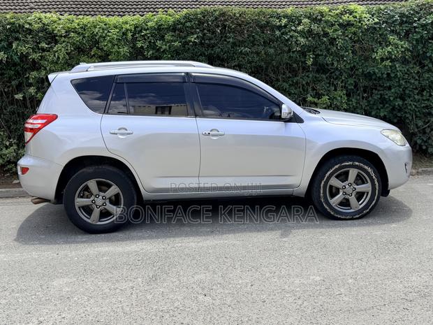 Toyota RAV4 LE FWD (2.5L 4cyl 6A) 2013 Silver