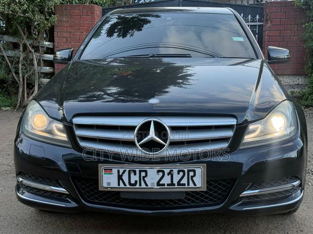 Mercedes-Benz C200 2011 Black