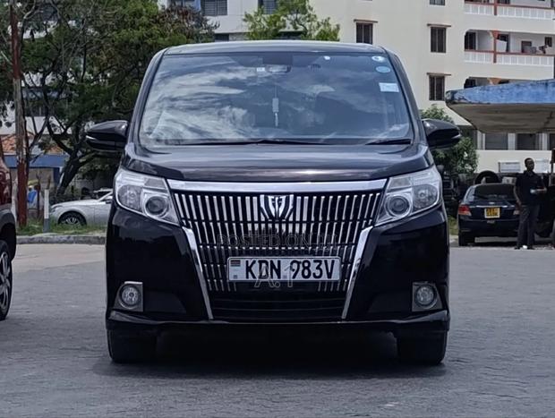 Toyota Esquire 2.0 FWD (8 seater) 2016 Black