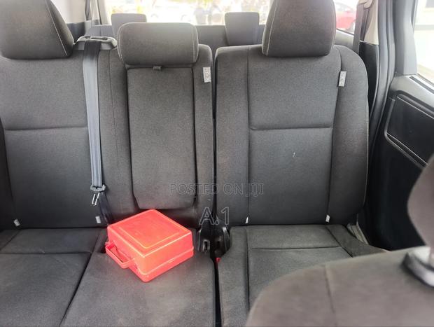 Toyota Esquire 2.0 FWD (8 seater) 2016 Black