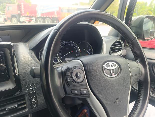 Toyota Esquire 2.0 FWD (8 seater) 2016 Black
