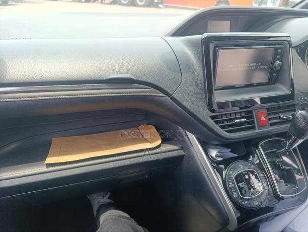 Toyota Esquire 2.0 FWD (8 seater) 2016 Black