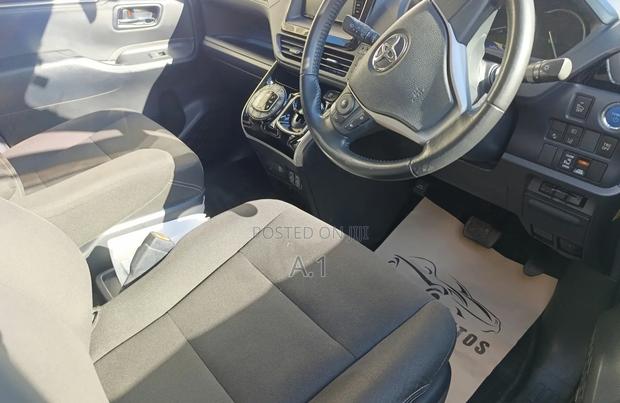 Toyota Esquire 1.8 FWD Hybrid (7 seater) 2018 Purple