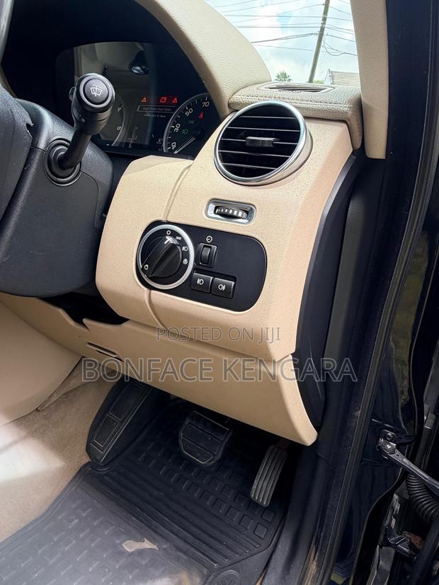 Land Rover Discovery 2010 Blue