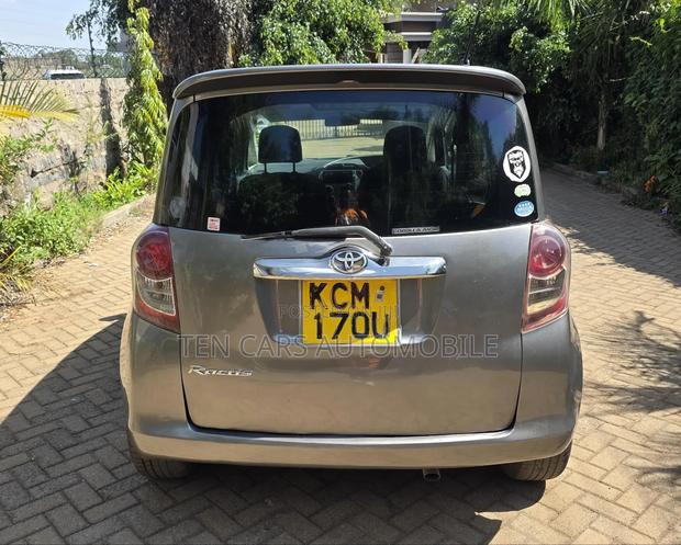 Toyota Ractis 2010 Silver
