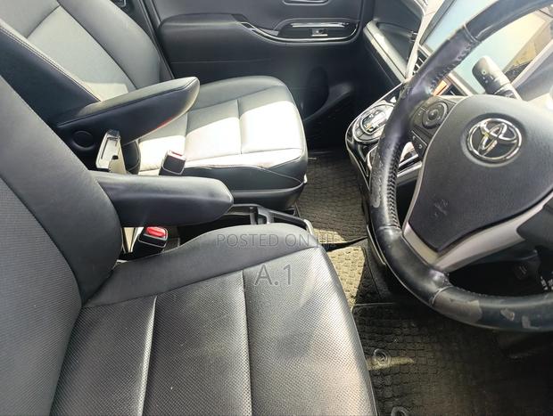 Toyota Esquire 2.0 FWD (7 seater) 2019 Black