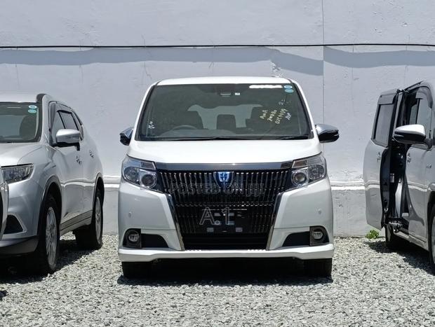 Toyota Esquire 1.8 FWD Hybrid (7 seater) 2018 White