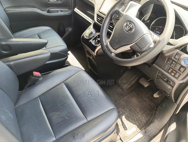 Toyota Esquire 1.8 FWD Hybrid (7 seater) 2018 White