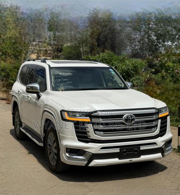 Toyota Land Cruiser LC300 2023 White