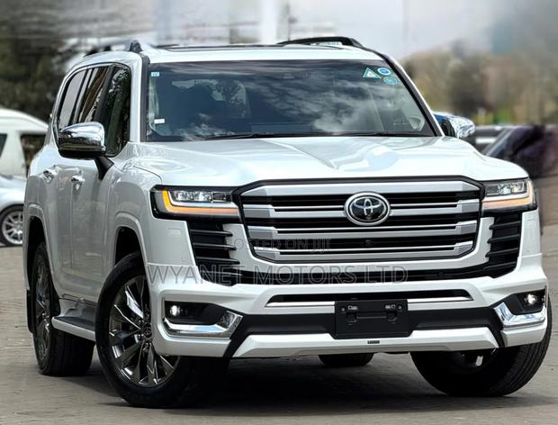 Toyota Land Cruiser LC300 2023 White