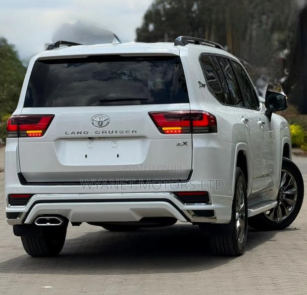 Toyota Land Cruiser LC300 2023 White