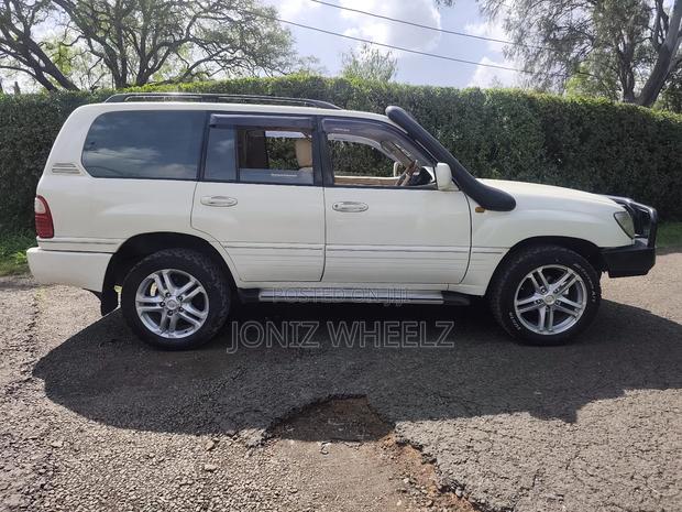 Toyota Land Cruiser HDJ 100 2001 Off white