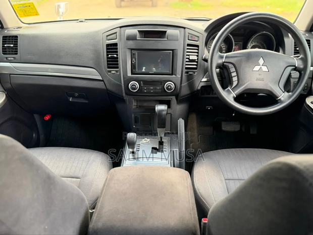 Mitsubishi Pajero 2012 Silver