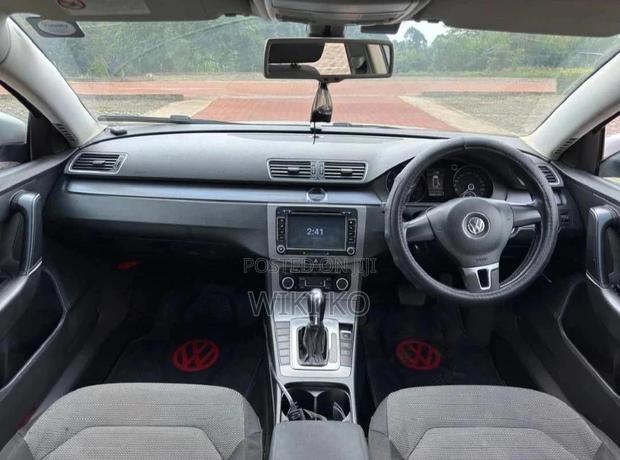 Volkswagen Passat 2011 Silver