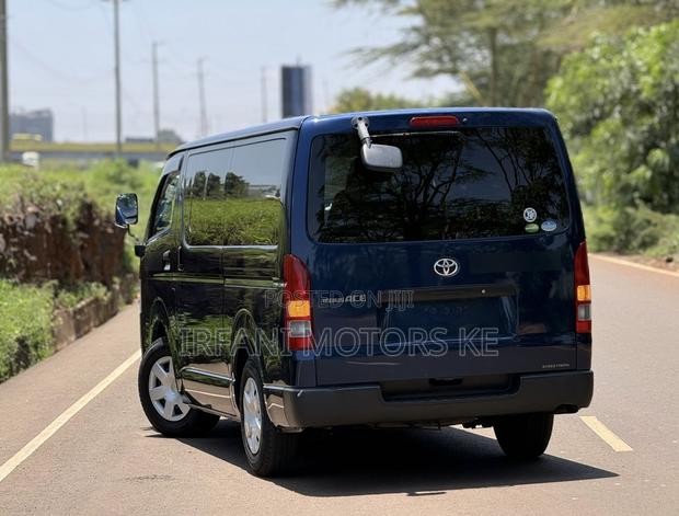 Toyota HiAce 2019 Blue