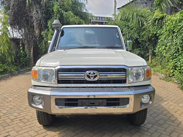 Toyota Land Cruiser 2017 White