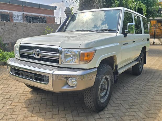 Toyota Land Cruiser 2017 White