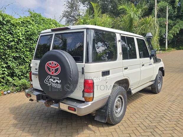 Toyota Land Cruiser 2017 White