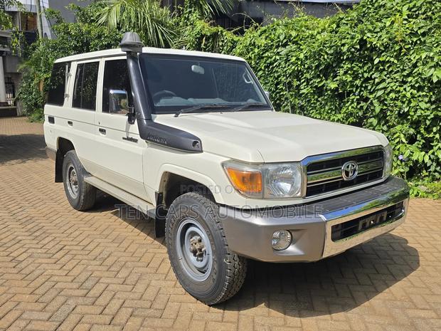 Toyota Land Cruiser 2017 White
