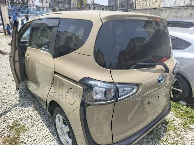Toyota Sienta 2019 Brown
