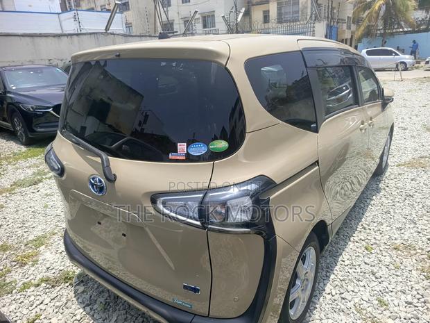 Toyota Sienta 2019 Brown