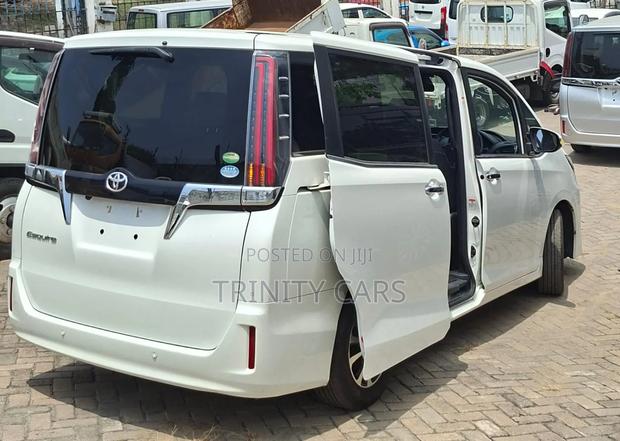 Toyota Esquire 2.0 FWD (7 seater) 2019 White