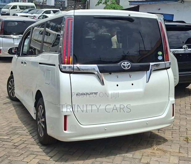 Toyota Esquire 2.0 FWD (7 seater) 2019 White