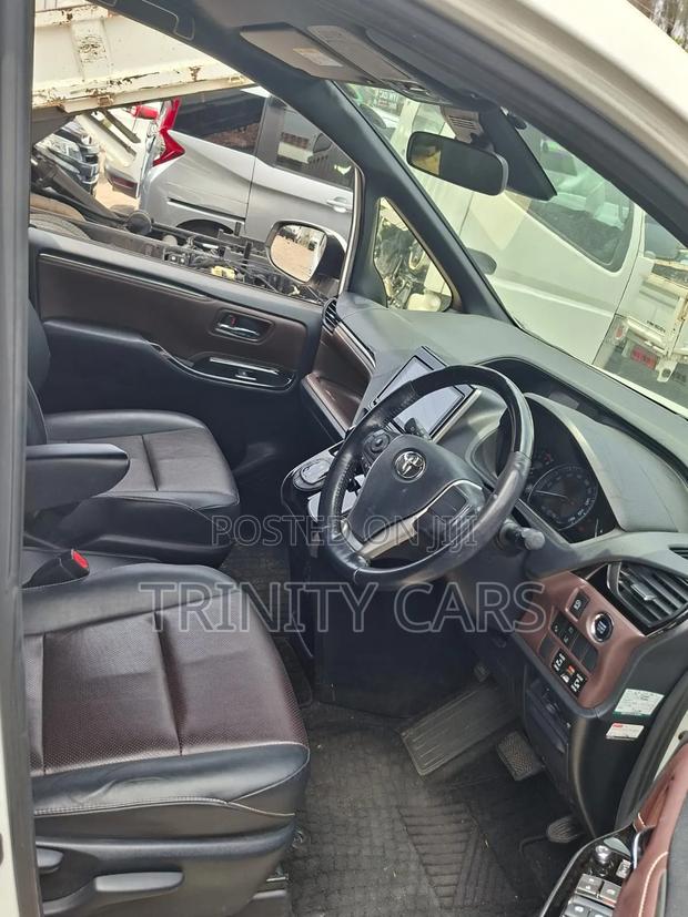 Toyota Esquire 2.0 FWD (7 seater) 2019 White