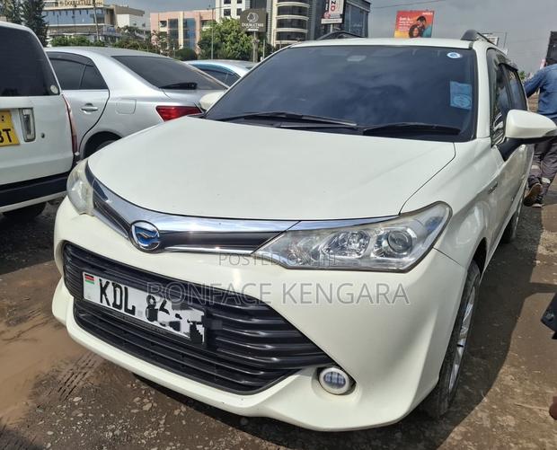 Toyota Corolla Fielder 1.5 Hybrid FWD 2015 White
