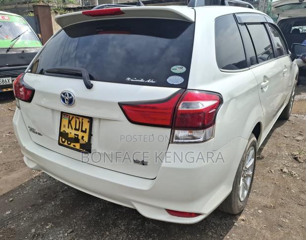 Toyota Corolla Fielder 1.5 Hybrid FWD 2015 White