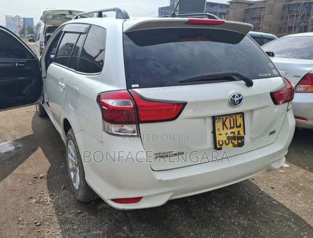 Toyota Corolla Fielder 1.5 Hybrid FWD 2015 White