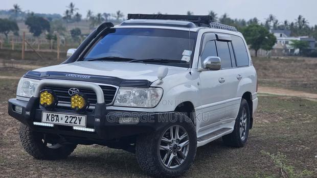Toyota Land Cruiser 2001 White