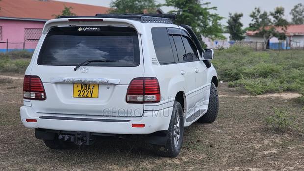 Toyota Land Cruiser 2001 White