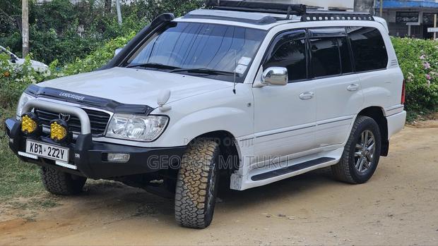 Toyota Land Cruiser 2001 White