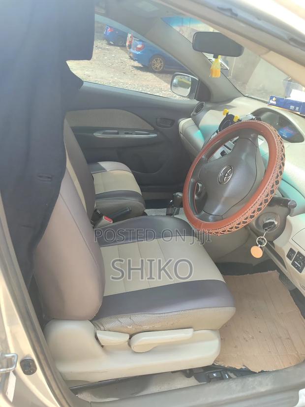 Toyota Belta 2010 Silver