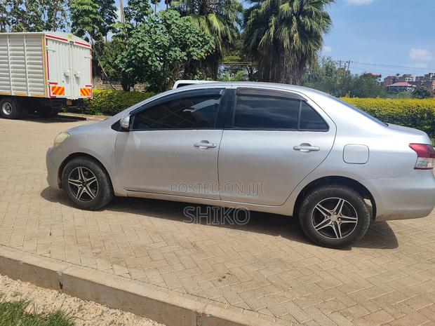Toyota Belta 2010 Silver