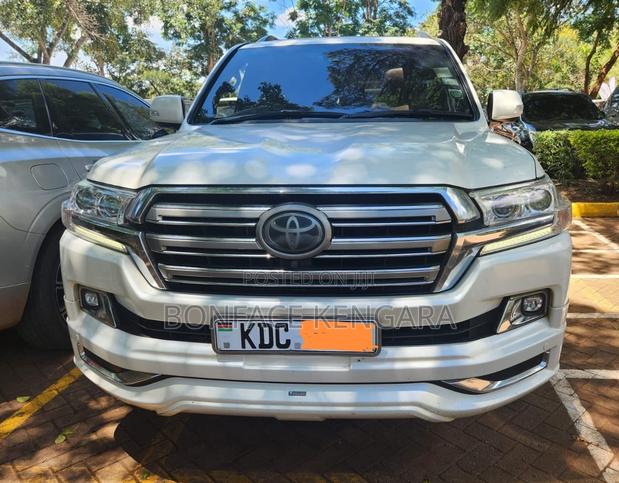 Toyota Land Cruiser 4.6 V8 ZX 2019 White