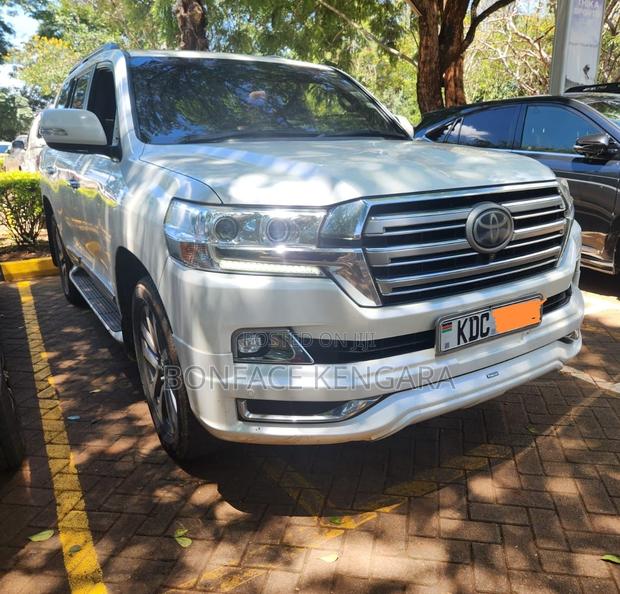 Toyota Land Cruiser 4.6 V8 ZX 2019 White