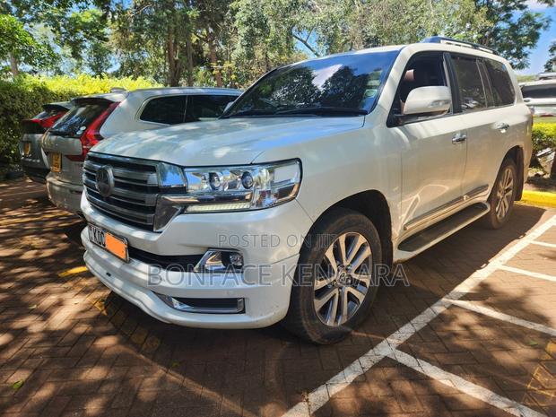 Toyota Land Cruiser 4.6 V8 ZX 2019 White