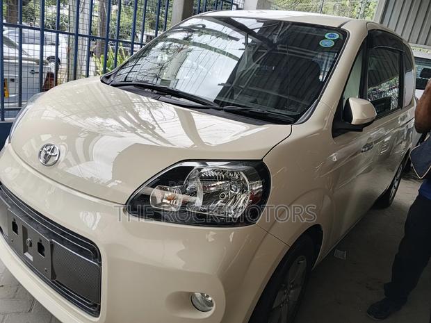 Toyota Porte 2019 White