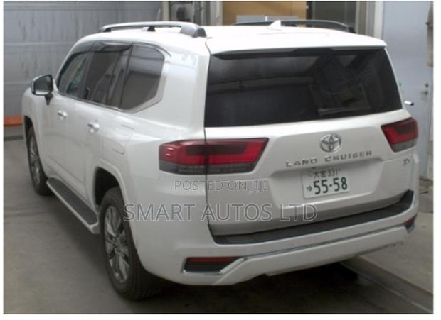 Toyota Land Cruiser LC300 2023 White
