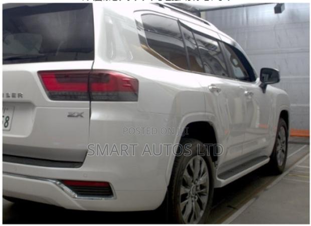 Toyota Land Cruiser LC300 2023 White