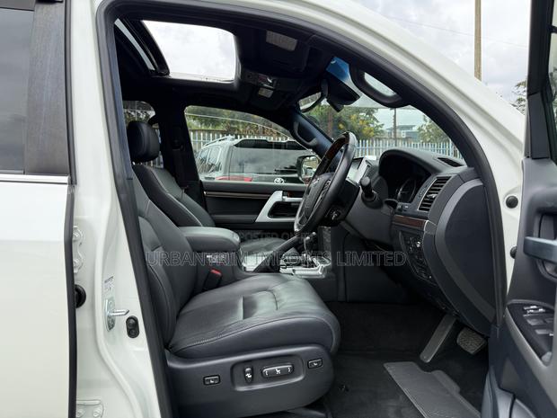 Toyota Land Cruiser 4.6 V8 ZX 2019 White