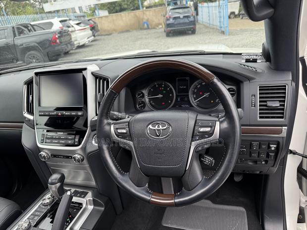 Toyota Land Cruiser 4.6 V8 ZX 2019 White