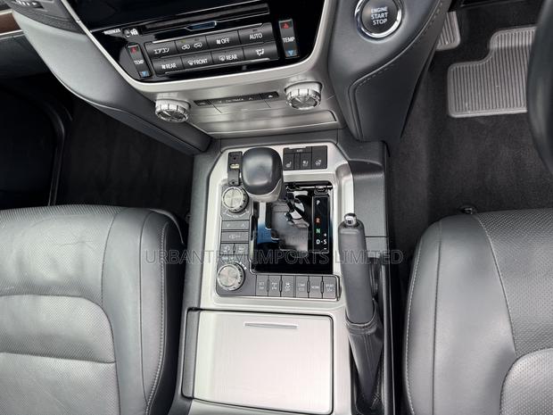 Toyota Land Cruiser 4.6 V8 ZX 2019 White