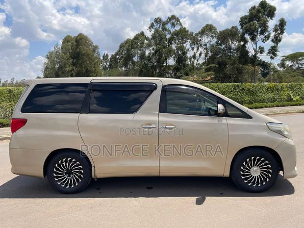 Toyota Alphard 2.4 Petrol FWD 2011 Gold