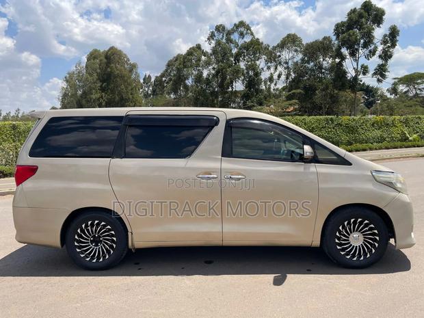 Toyota Alphard 2.4 Petrol FWD 2011 Gold