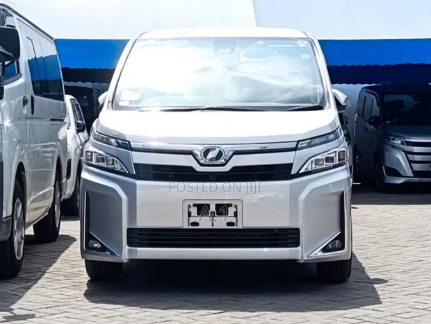 Toyota Voxy 2019 Silver